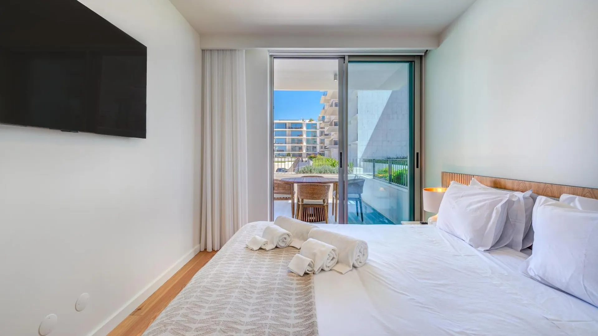 Bayline Condominium - Heated Indoor Swimming Pool - Spa - By Bedzy Armacao de Pera Apartment
