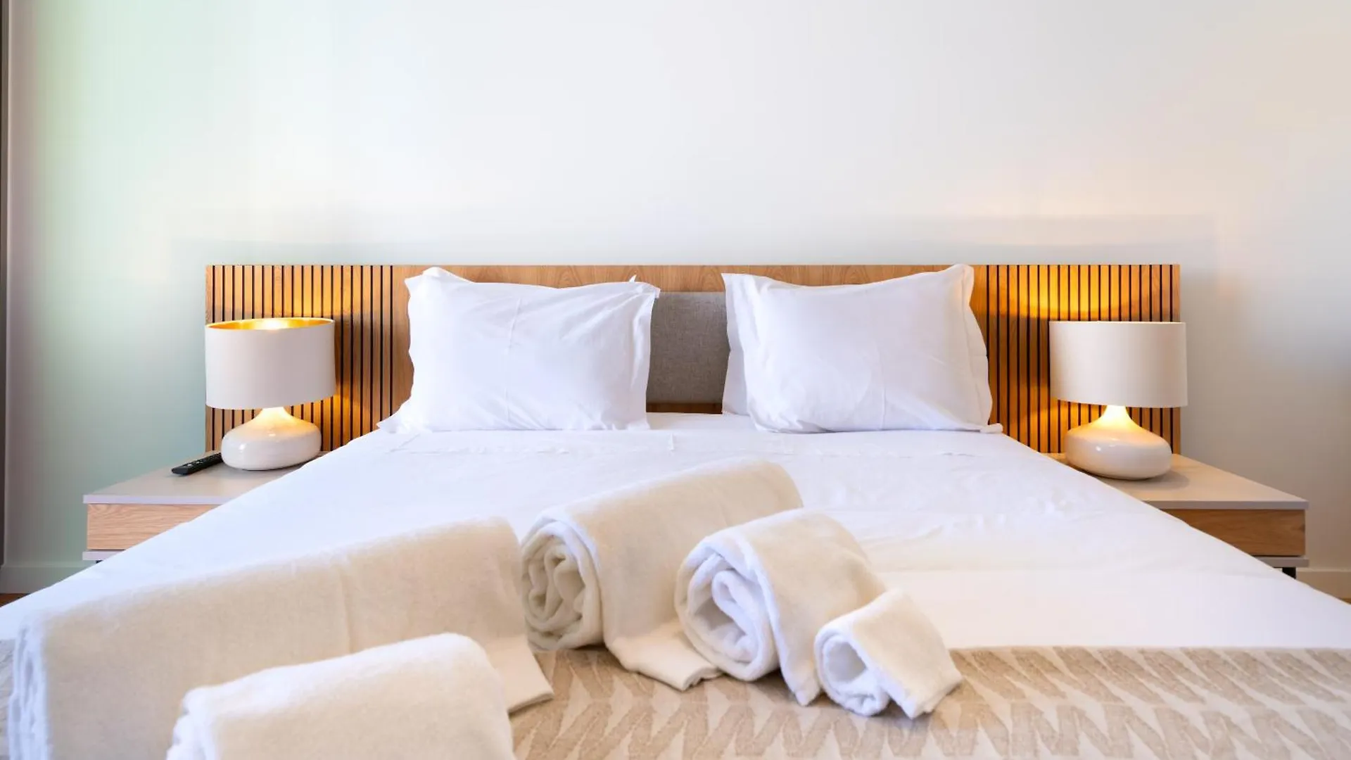 Bayline Condominium - Heated Indoor Swimming Pool - Spa - By Bedzy Armacao de Pera Apartment