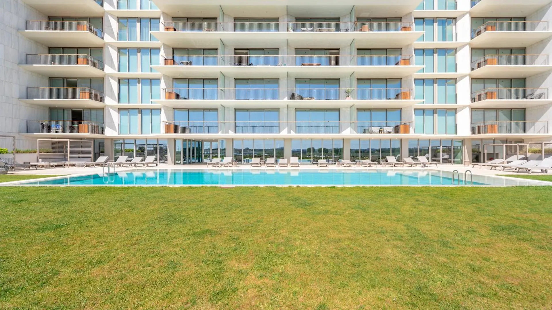 Bayline Condominium - Heated Indoor Swimming Pool - Spa - By Bedzy Armacao de Pera Apartment