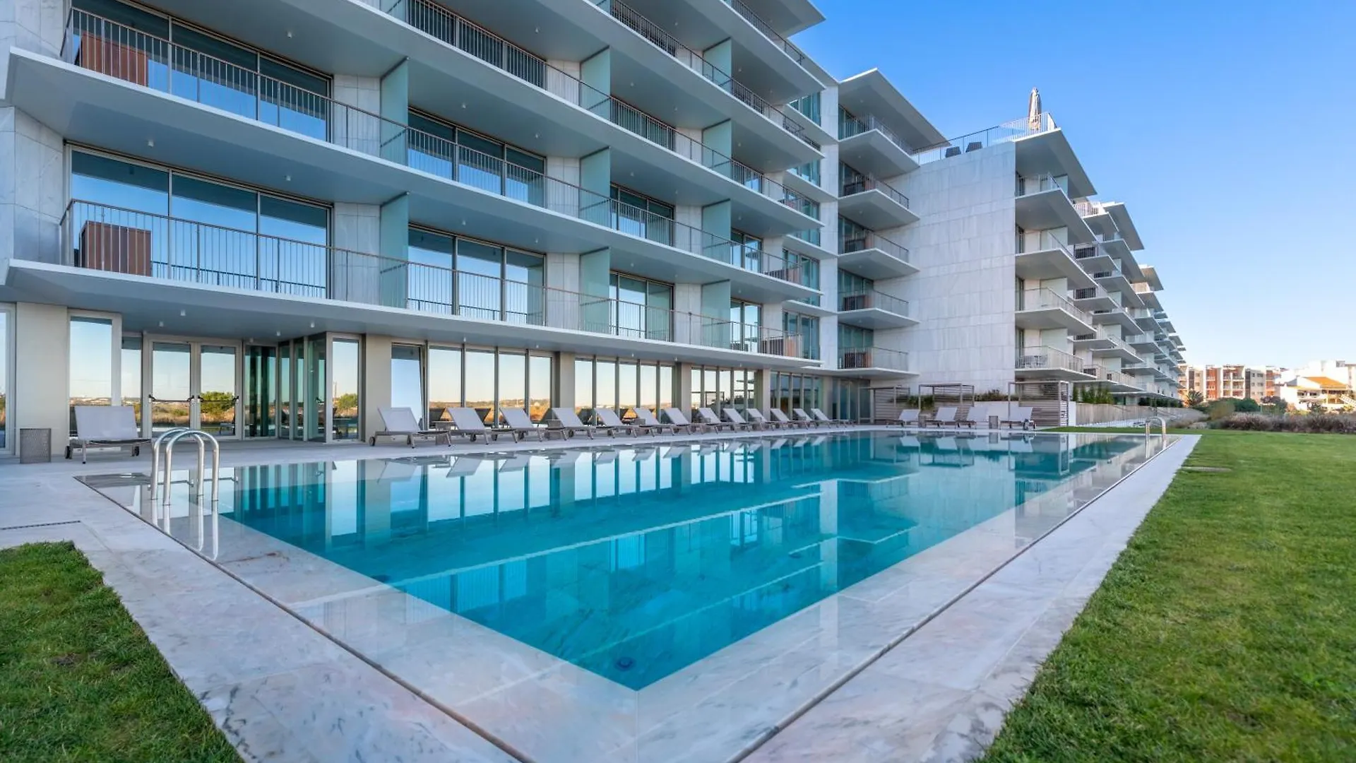 Bayline Condominium - Heated Indoor Swimming Pool - Spa - By Bedzy Armacao de Pera Apartment